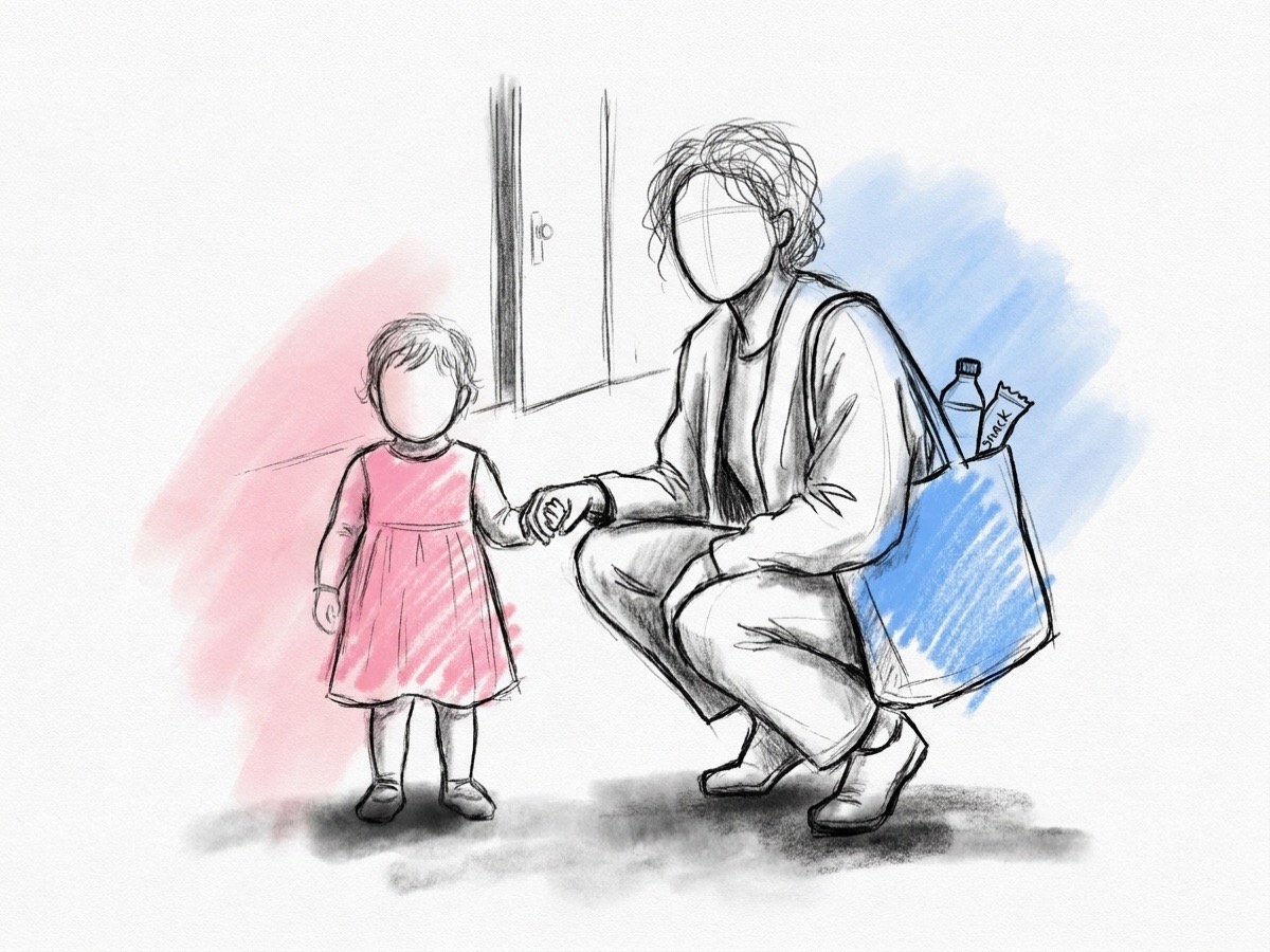 En vuxen sitter på huk och håller ett barns hand, med en väska med vatten och mellanmål, ritat i Lovios rosa och blå skissstil