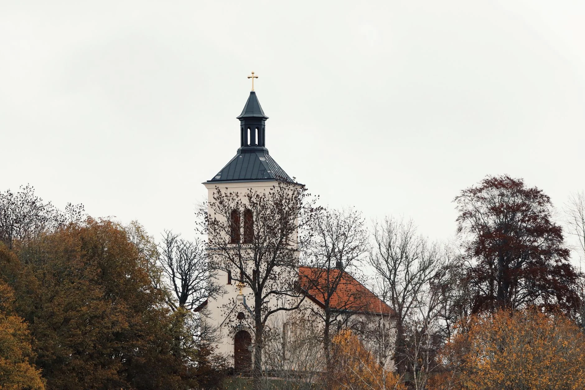 Bröllopsgäst i höst: så klär ni er när det är tio grader och mörkt vid fem