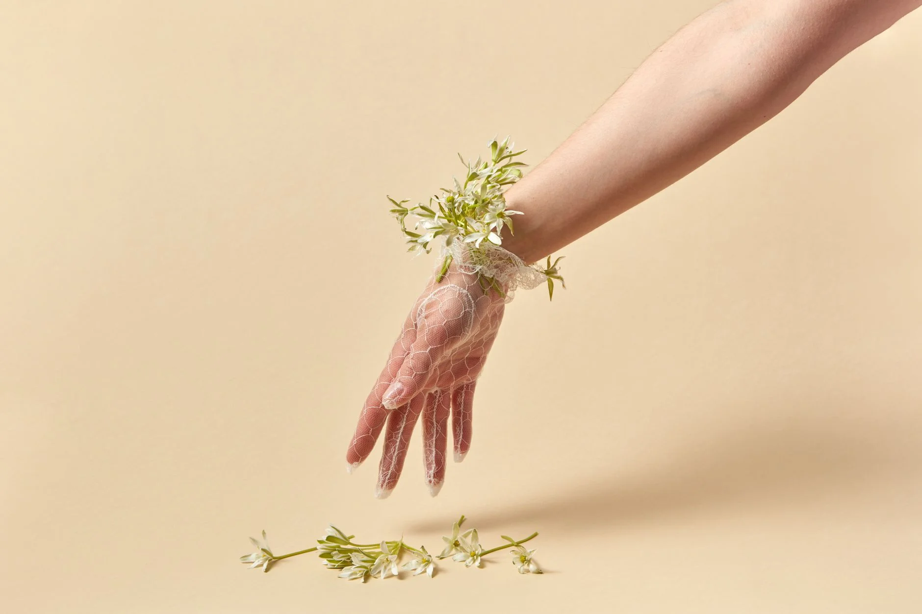 Corsage till brudtärnorna: armbuketten är tillbaka