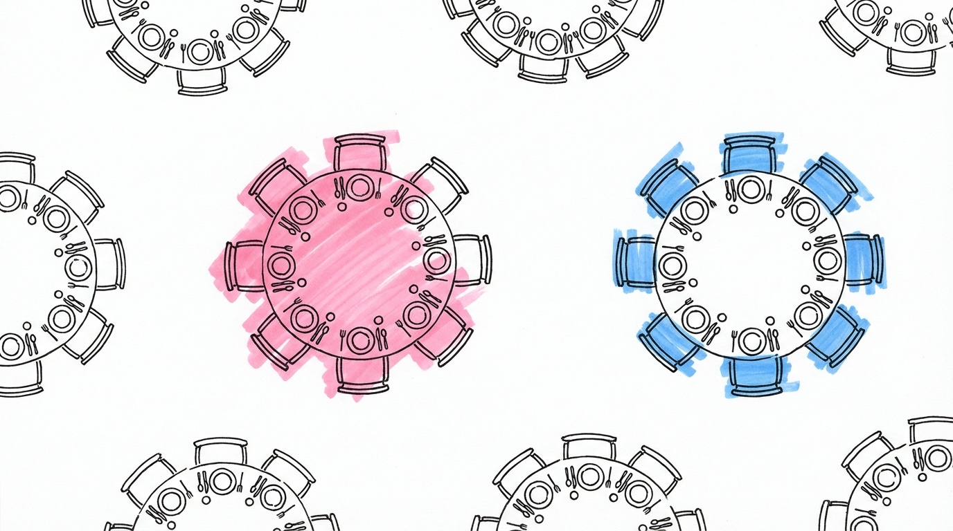 Runda bord med symmetrisk bröllopsdukning sedd ovanifrån — tallrikar, glas och centerpiece i mitten