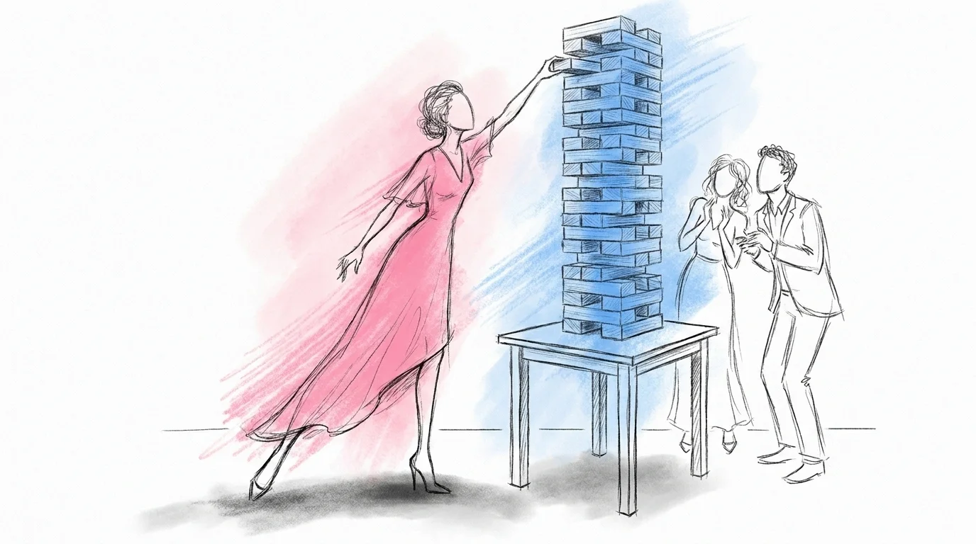 Ett jätte-Jenga-torn på ett bord nära dansgolvet på kvällen, en bröllopsgäst mitt i att dra en kloss från mitten av tornet medan en liten grupp gäster ser på med förväntan