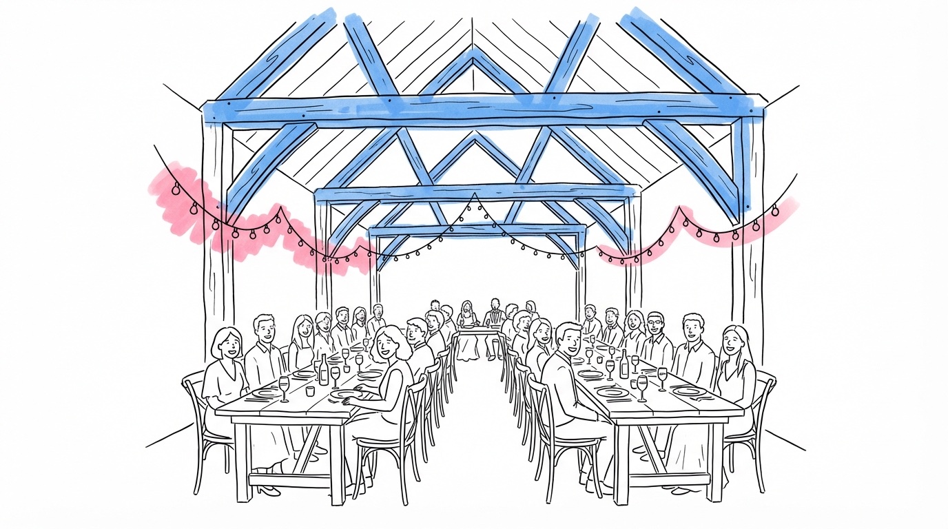 Interiör av dekorerad lada med långbord, ljusslingor mellan bjälkar och gäster vid middagen