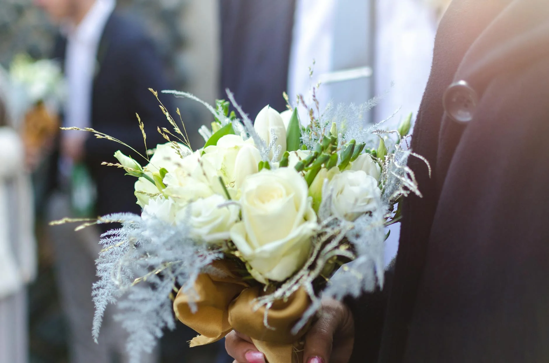En enda blomma: minimalistisk brudbukett är 2026 års blomstertrend