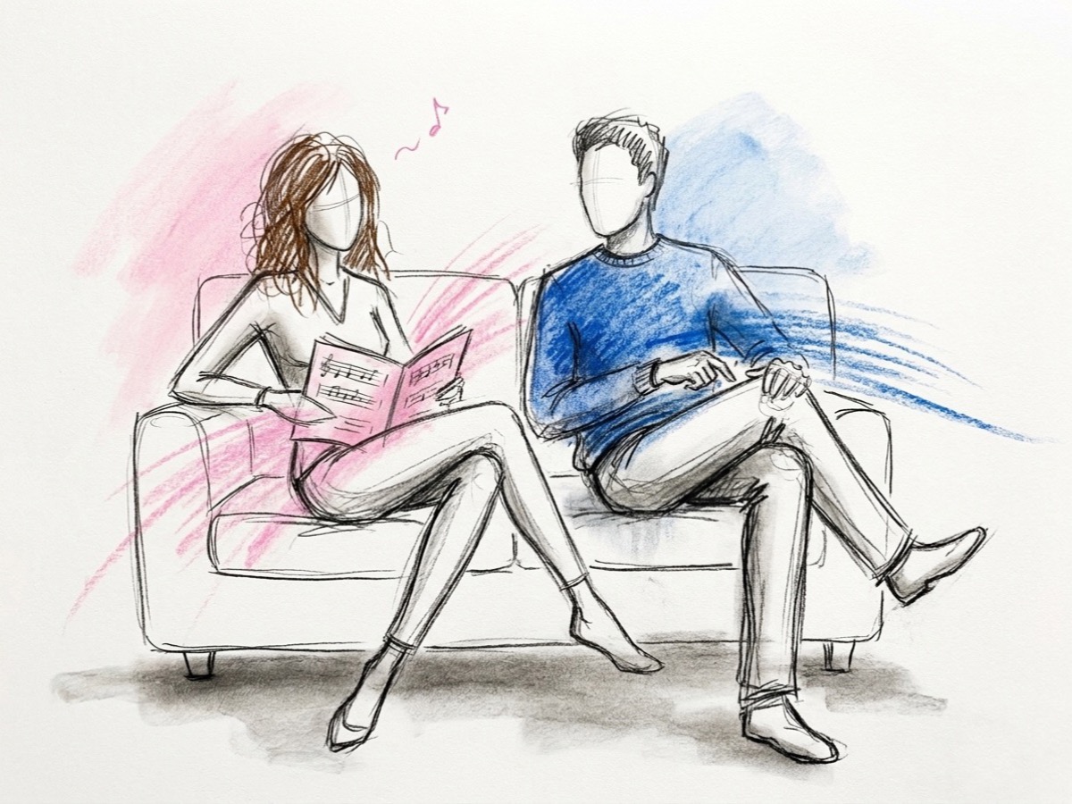 Ett par sitter sida vid sida i en soffa med några enkla notblad och en liten speldosa eller gammal sångbok mellan sig, den ena nynnar medan den andra knackar rytmen på knät, i Lovios rosa och blå illustrationsstil
