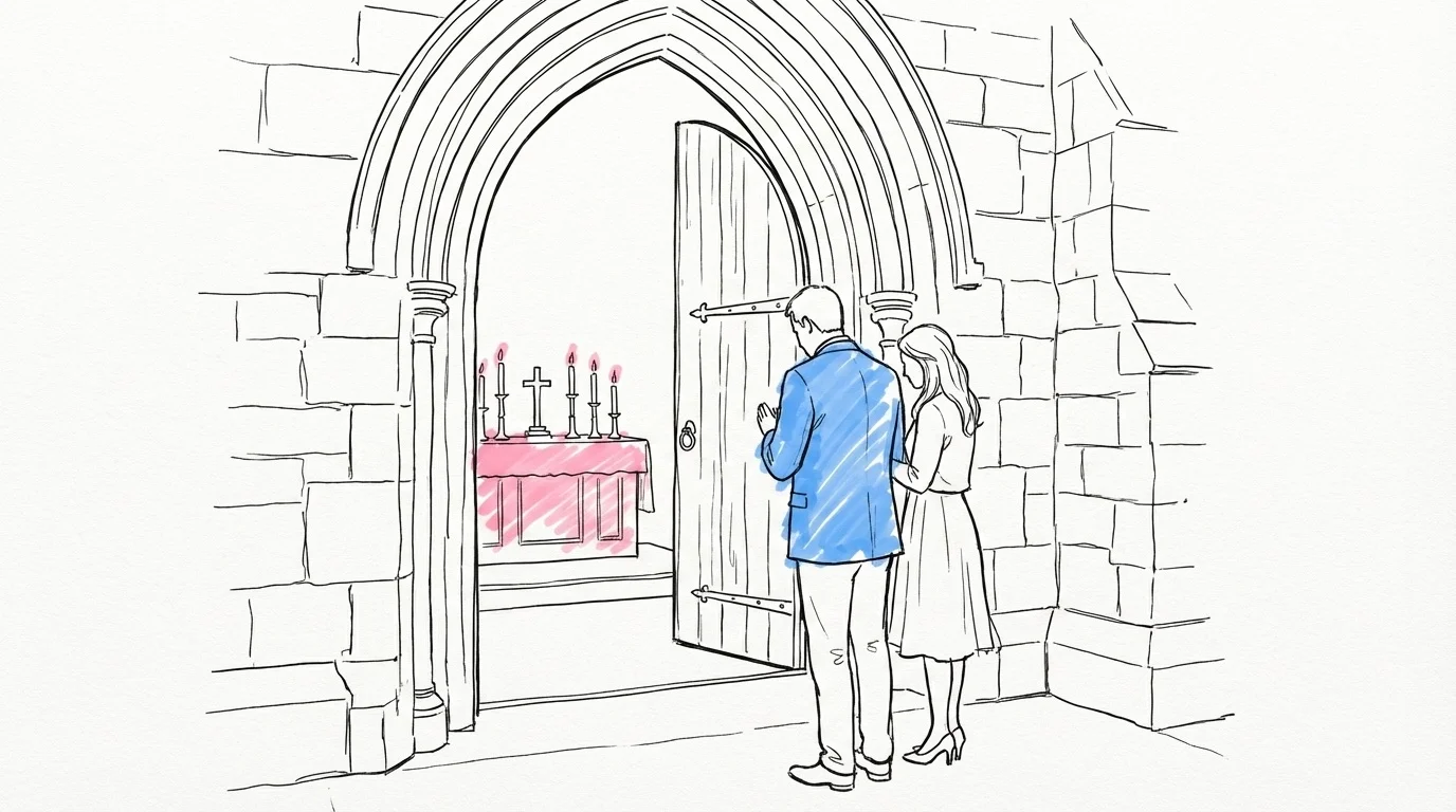 Par vid ingången till ett gudstjänstrum med valv, levande ljus och ett enkelt altare — religiös vigsel i Sverige
