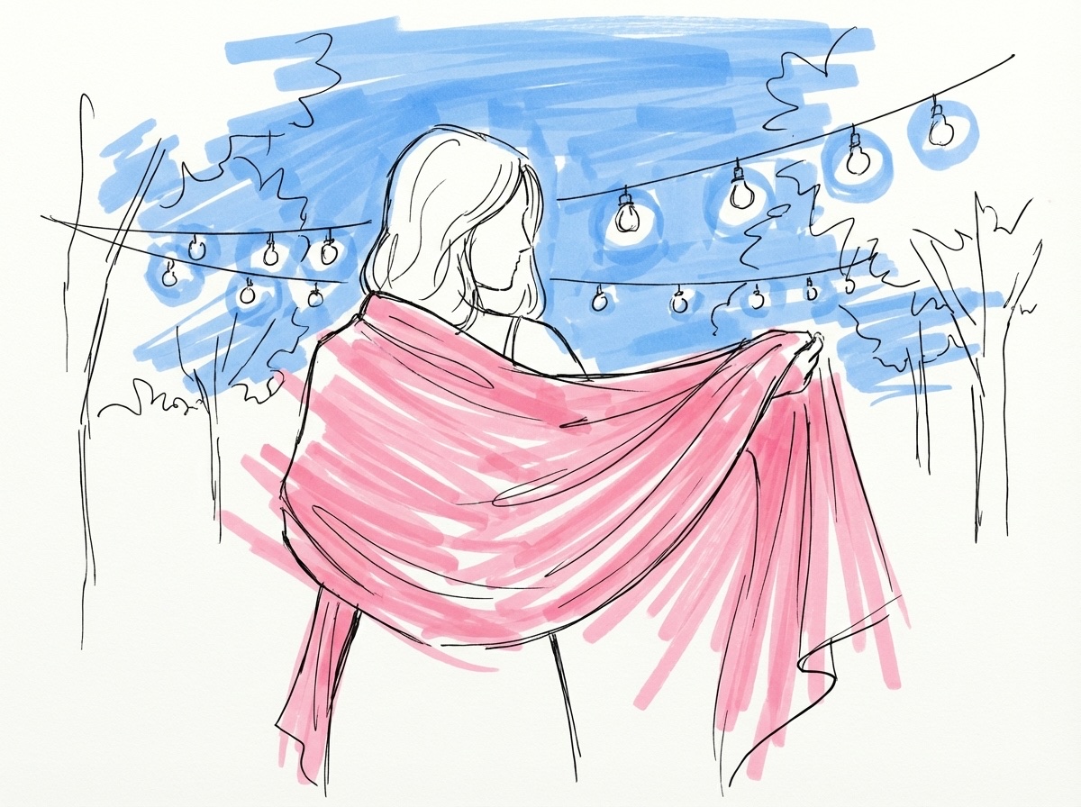 En kvinna som sveper en pashmina runt axlarna utomhus i skymningen med ljusslingor i bakgrunden, i Lovios rosa och blå illustrationsstil