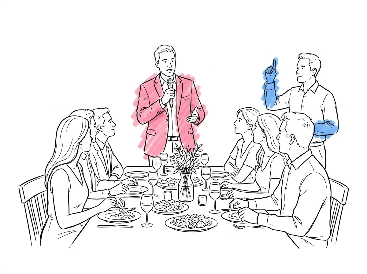 Stående person vid middagsbord som håller upp ett finger som tidssignal mot en talare vid mikrofon, gäster sitter och tittar på