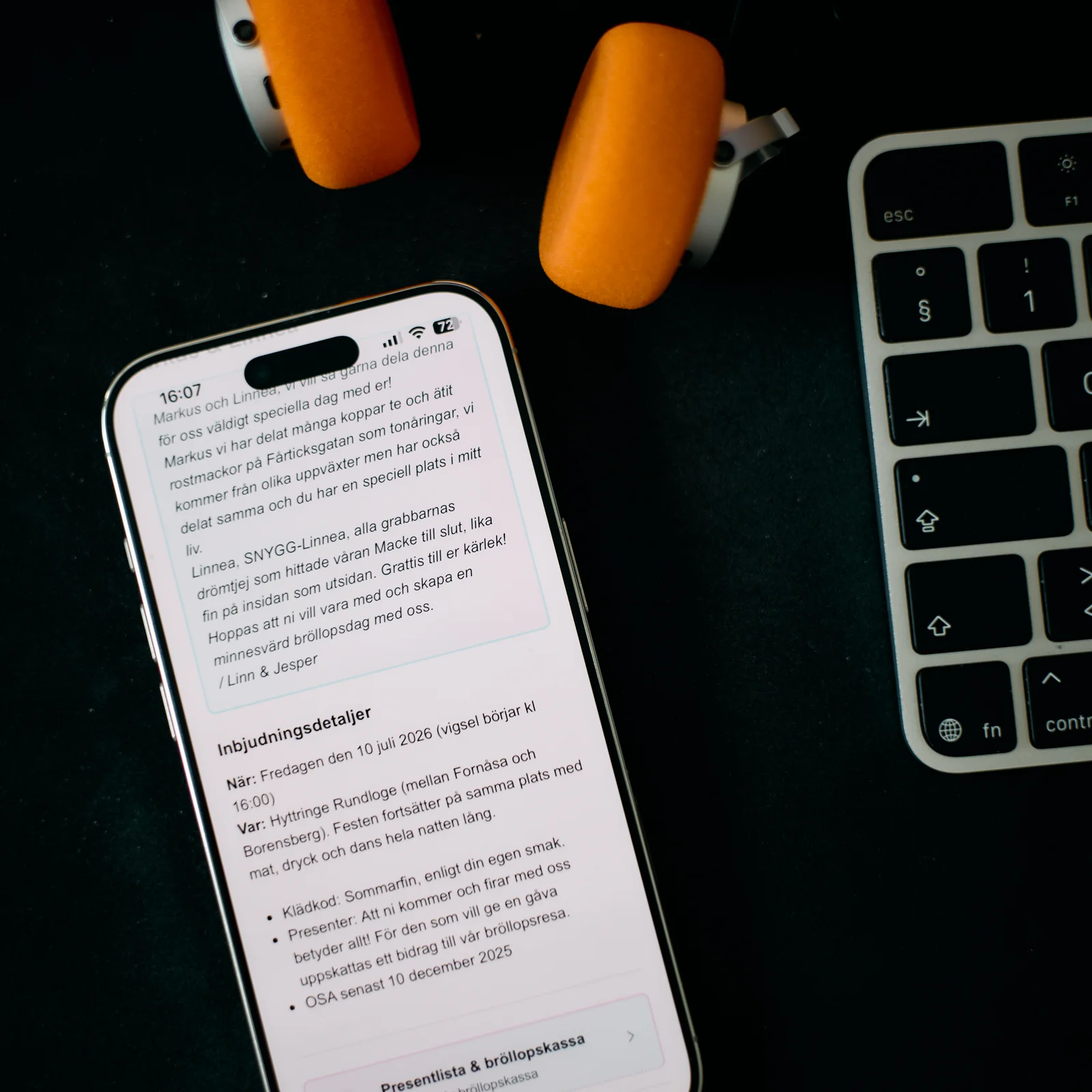 En telefon visar en gästs inbjudan i Lovio: det personliga hälsningsmeddelandet från Linn och Jesper överst, och inbjudningsdetaljerna hela vägen ner till OSA-datumet.